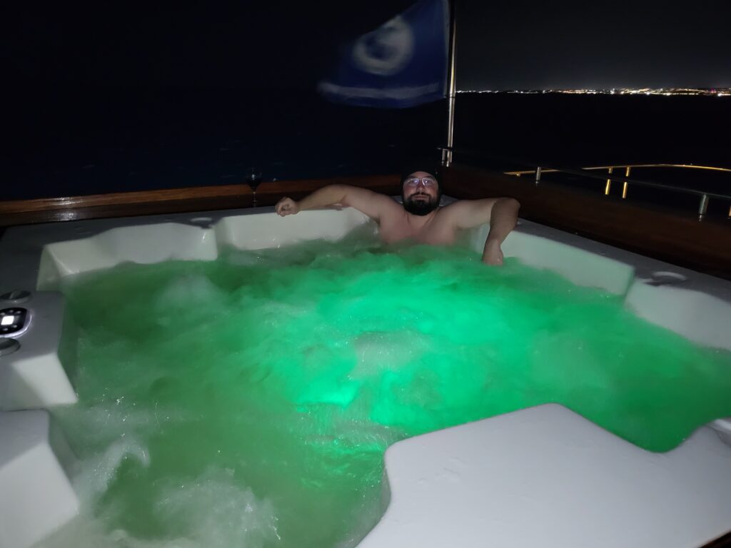 Golden Dolphin 4_Oberdeck_Jacuzzi_Timo 1